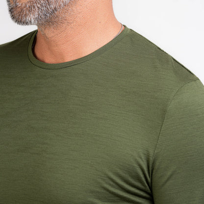 TOM FYFE Merino Herren Langarmshirt in Waldgrün, Schulteransicht 