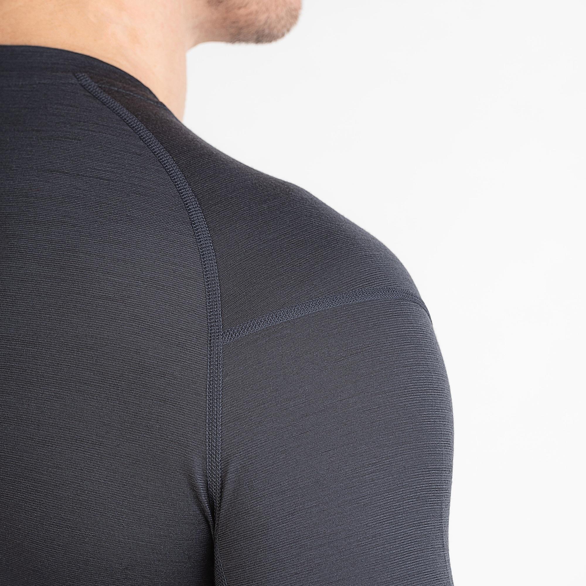 Merino Herren Unterhemd Langarmshirt Nahaufnahme Hinteransicht von TOM FYFE in Anthrazit 