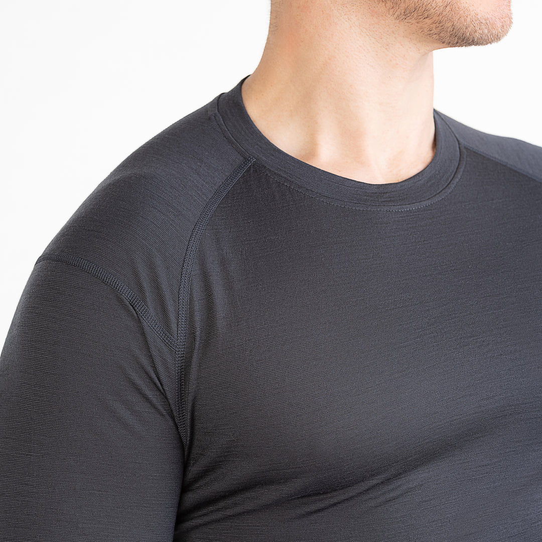 Merino Herren Unterhemd Langarmshirt Frontansicht Nahaufnahme von TOM FYFE in Anthrazit #farbe_anthrazit