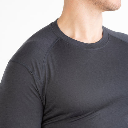 Merino Herren Unterhemd Langarmshirt Frontansicht Nahaufnahme von TOM FYFE in Anthrazit 
