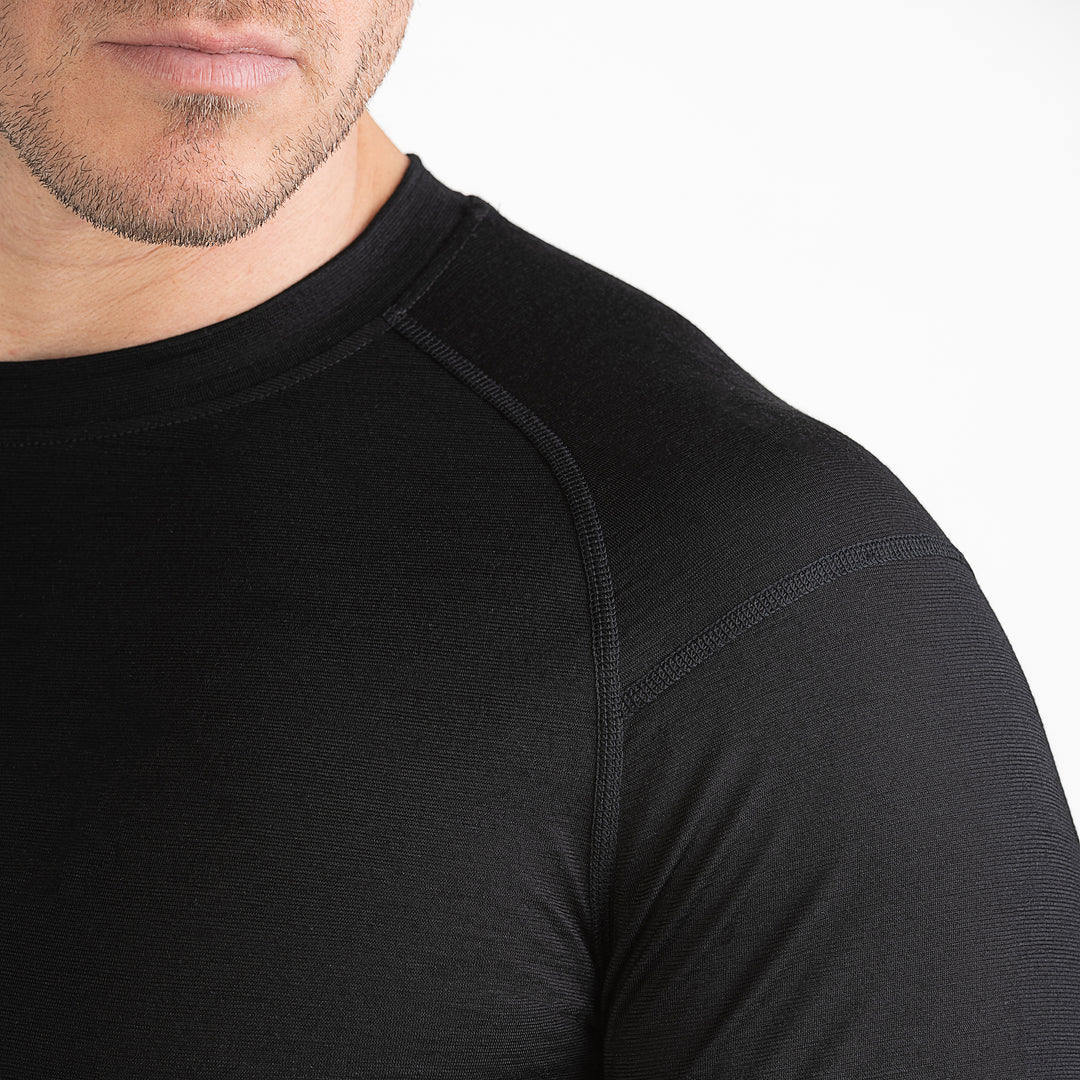 Merino Herren Unterhemd Langarmshirt Nahaufnahme Frontansicht von TOM FYFE in Schwarz #farbe_schwarz