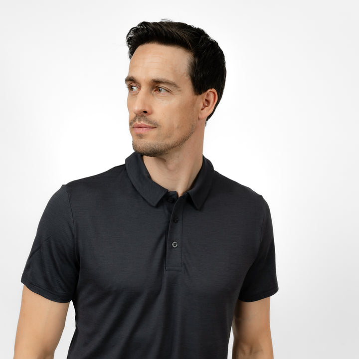 Model mit Merino Herren Poloshirt Frontansicht 2 von Tom Fyfe in Anthrazit #farbe_anthrazit