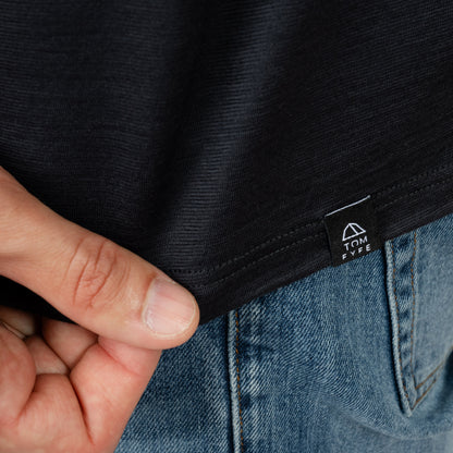 Model mit Merino Herren Poloshirt Label von Tom Fyfe in Anthrazit 