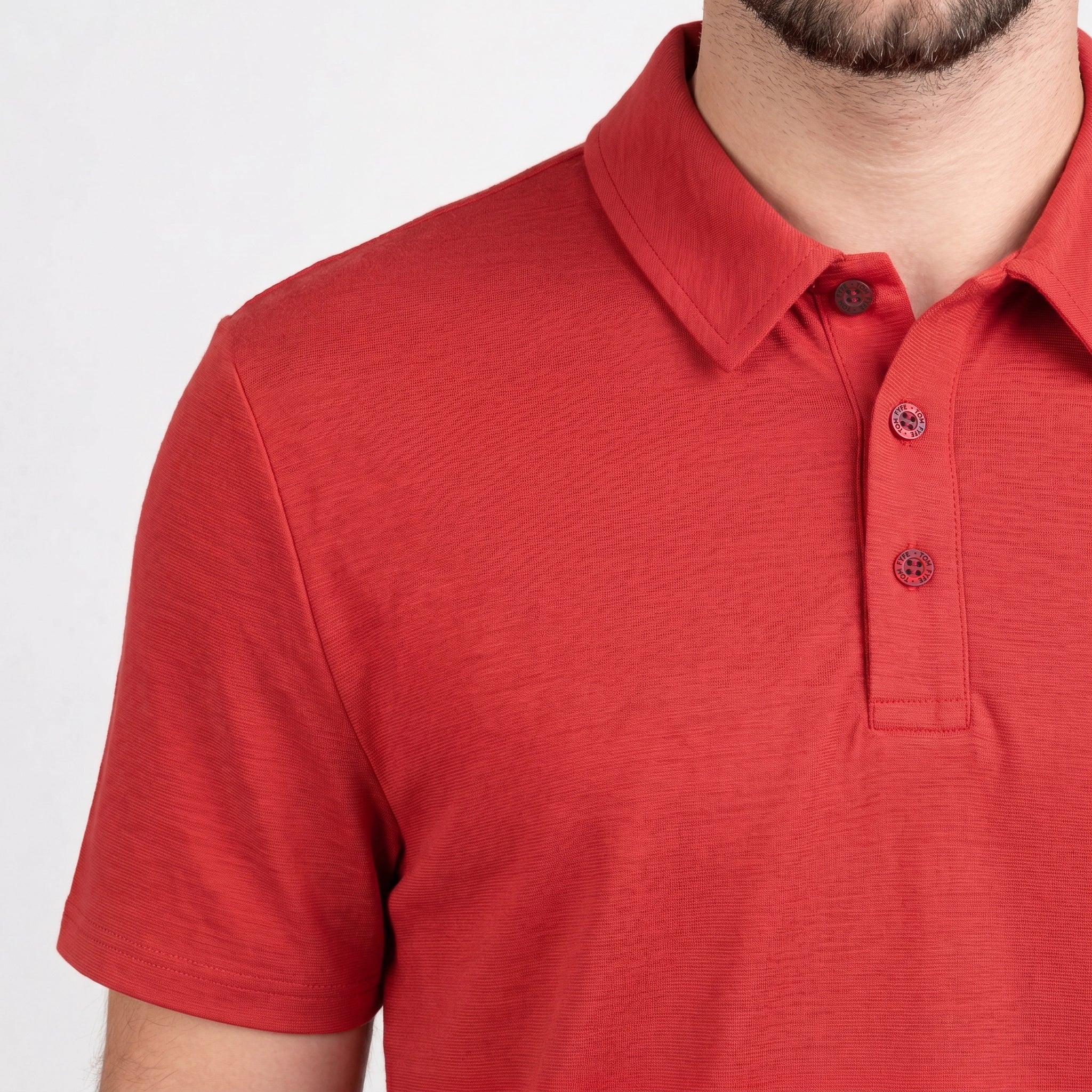 Merino Herren Poloshirt Detailansicht Vorderseite von TOM FYFE in Coral Red 
