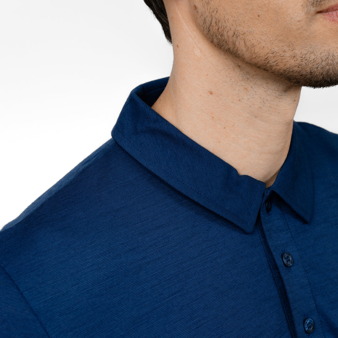 Model mit Merino Herren Poloshirt Kragenbereich von Tom Fyfe in Marine #farbe_marine