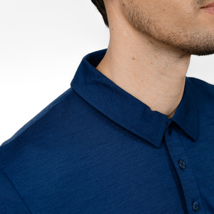Model mit Merino Herren Poloshirt Kragenbereich von Tom Fyfe in Marine 