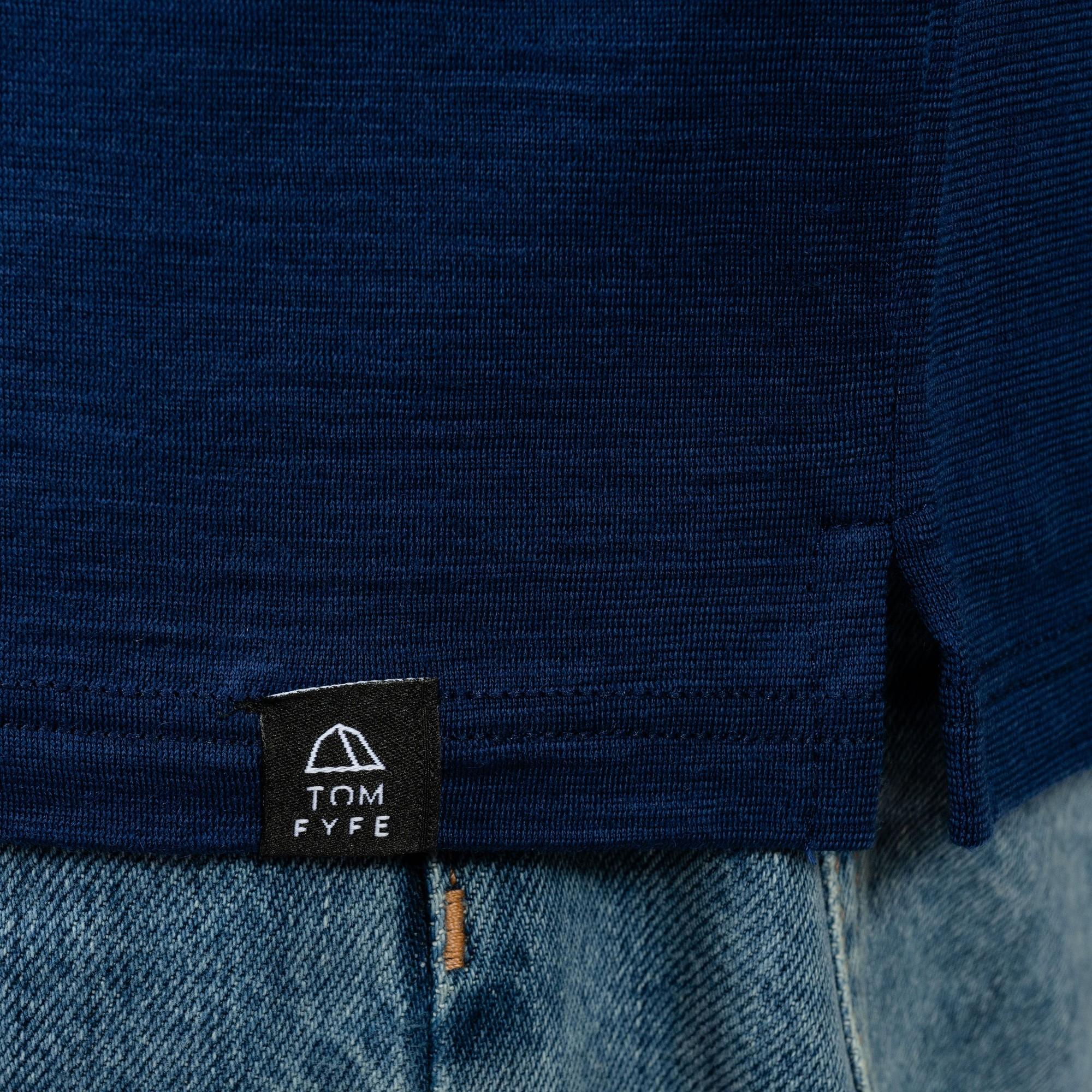 Model mit Merino Herren Poloshirt Label von Tom Fyfe in Marine 