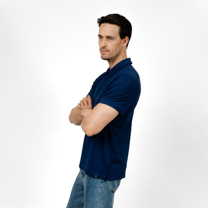 Model mit Merino Herren Poloshirt Seitenansicht von Tom Fyfe in Marine 