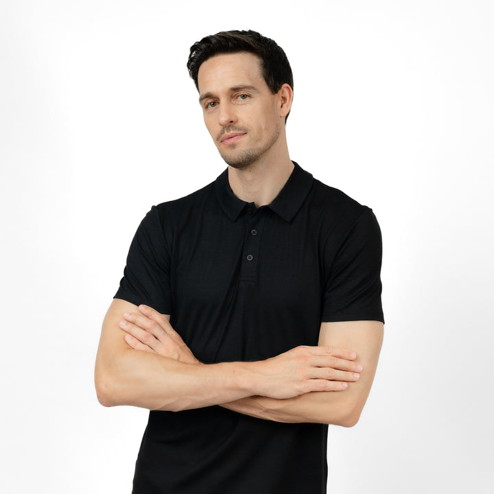 Model mit Merino Herren Poloshirt Frontansicht 2 von Tom Fyfe in Schwarz #farbe_schwarz