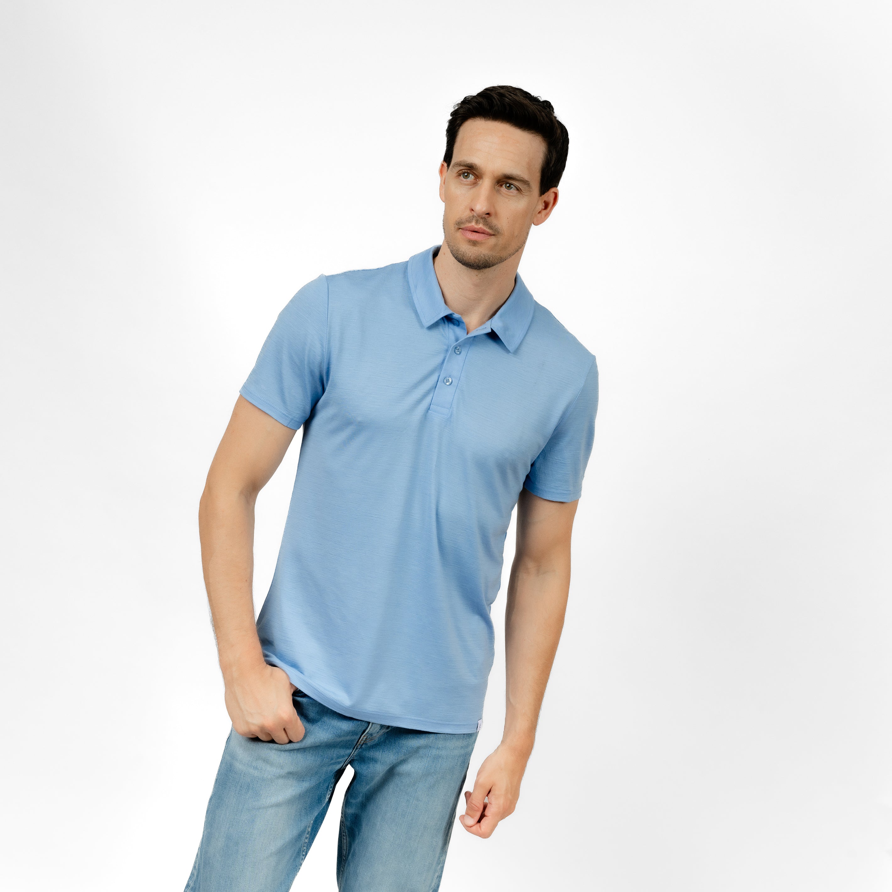 Model mit Merino Herren Poloshirt Frontansicht von TOM FYFE in Steelblue 