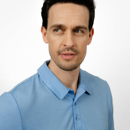 Model mit Merino Herren Poloshirt Frontansicht 2 von TOM FYFE in Steelblue 