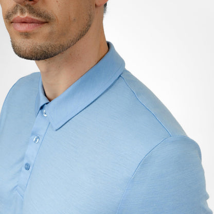 Model mit Merino Herren Poloshirt Kragenbereich von TOM FYFE in Steelblue 