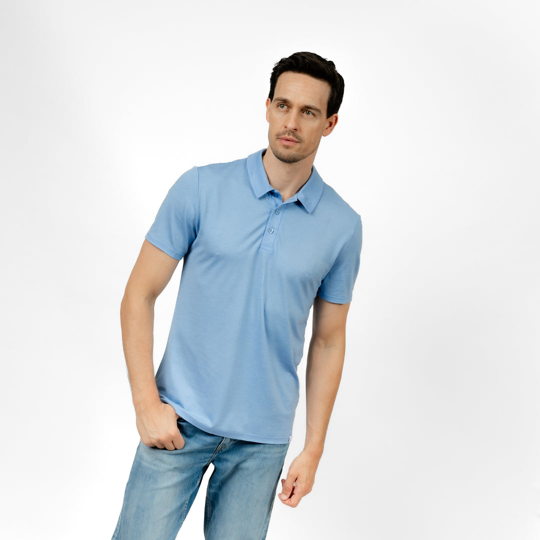 Model mit Merino Herren Poloshirt Frontansicht von Tom Fyfe in Steelblue #farbe_steel-blue