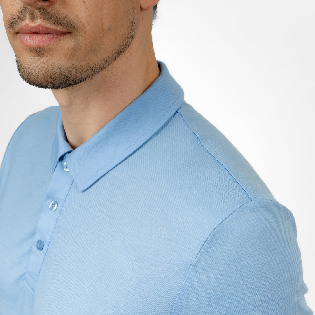 Model mit Merino Herren Poloshirt Kragenbereich von Tom Fyfe in Steelblue #farbe_steel-blue