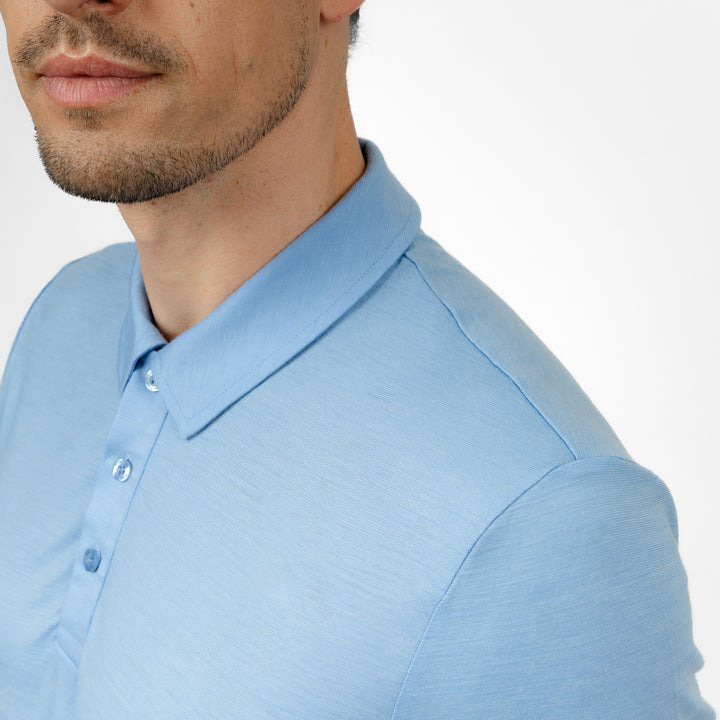 Model mit Merino Herren Poloshirt Kragenbereich von Tom Fyfe in Steelblue #farbe_steelblue