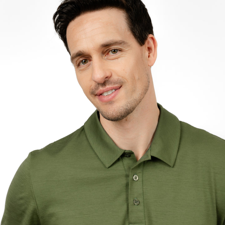 Model mit Merino Herren Poloshirt Frontansicht 2 von Tom Fyfe in Waldgruen #farbe_waldgruen