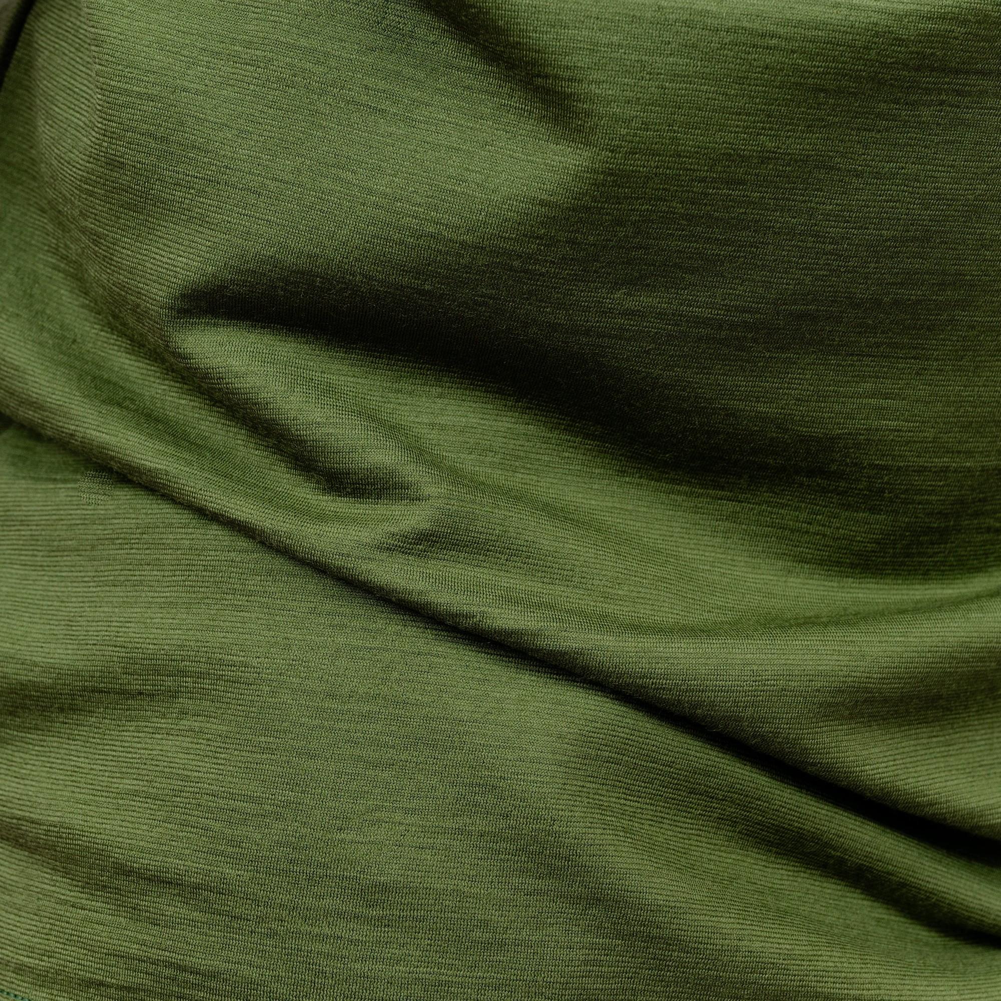 Merino Herren Poloshirt Stoffaufnahme von Tom Fyfe in Waldgruen 