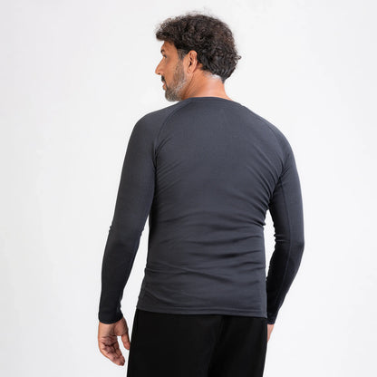 Merino Herren Performance 220 Raglan Langarmshirt Rückansicht von TOM FYFE in Graphite 