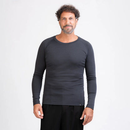 Merino Herren Performance 220 Raglan Langarmshirt Frontansicht von TOM FYFE in Graphite 