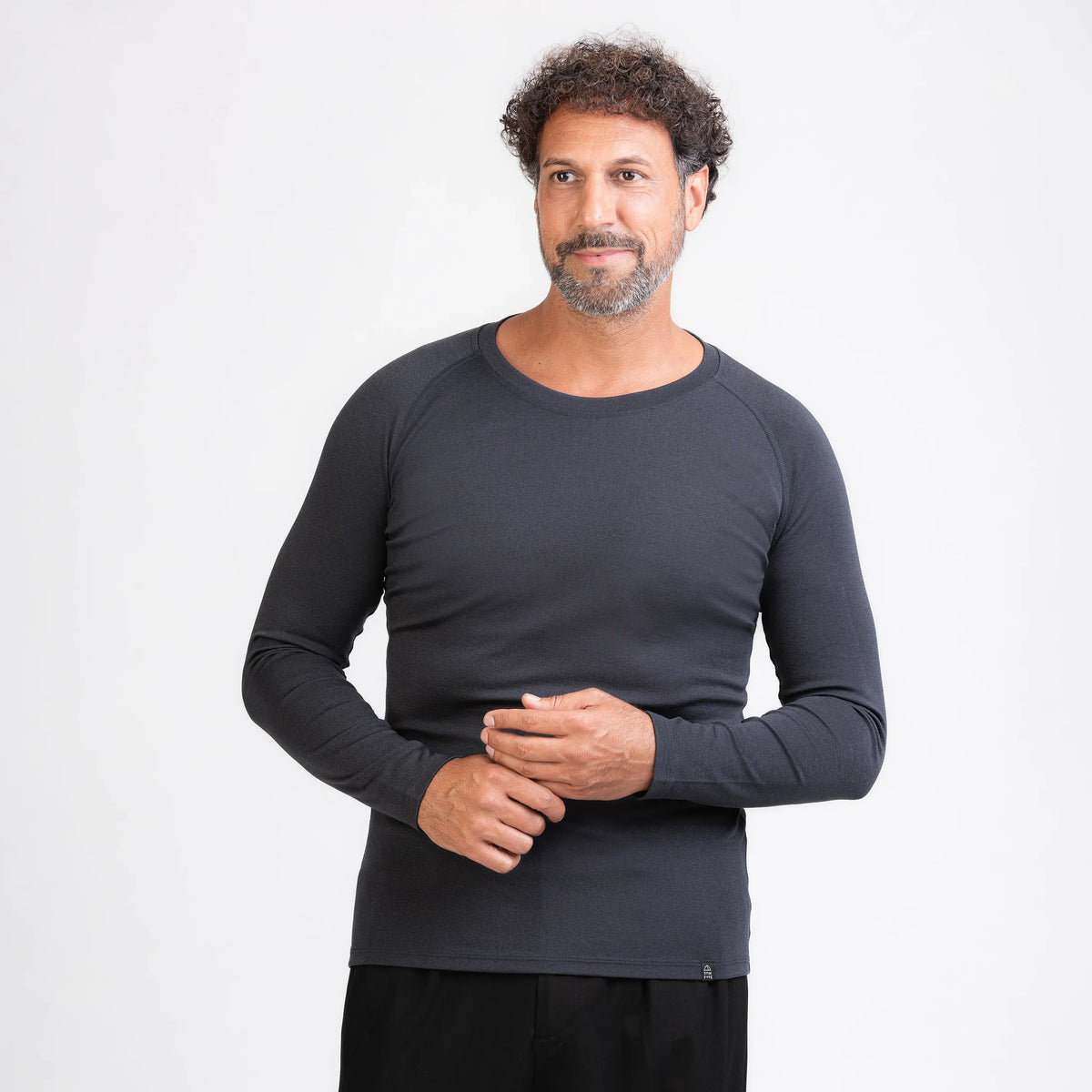 Merino Herren Performance 220 Raglan Langarmshirt Frontansicht 2 von TOM FYFE in Graphite 