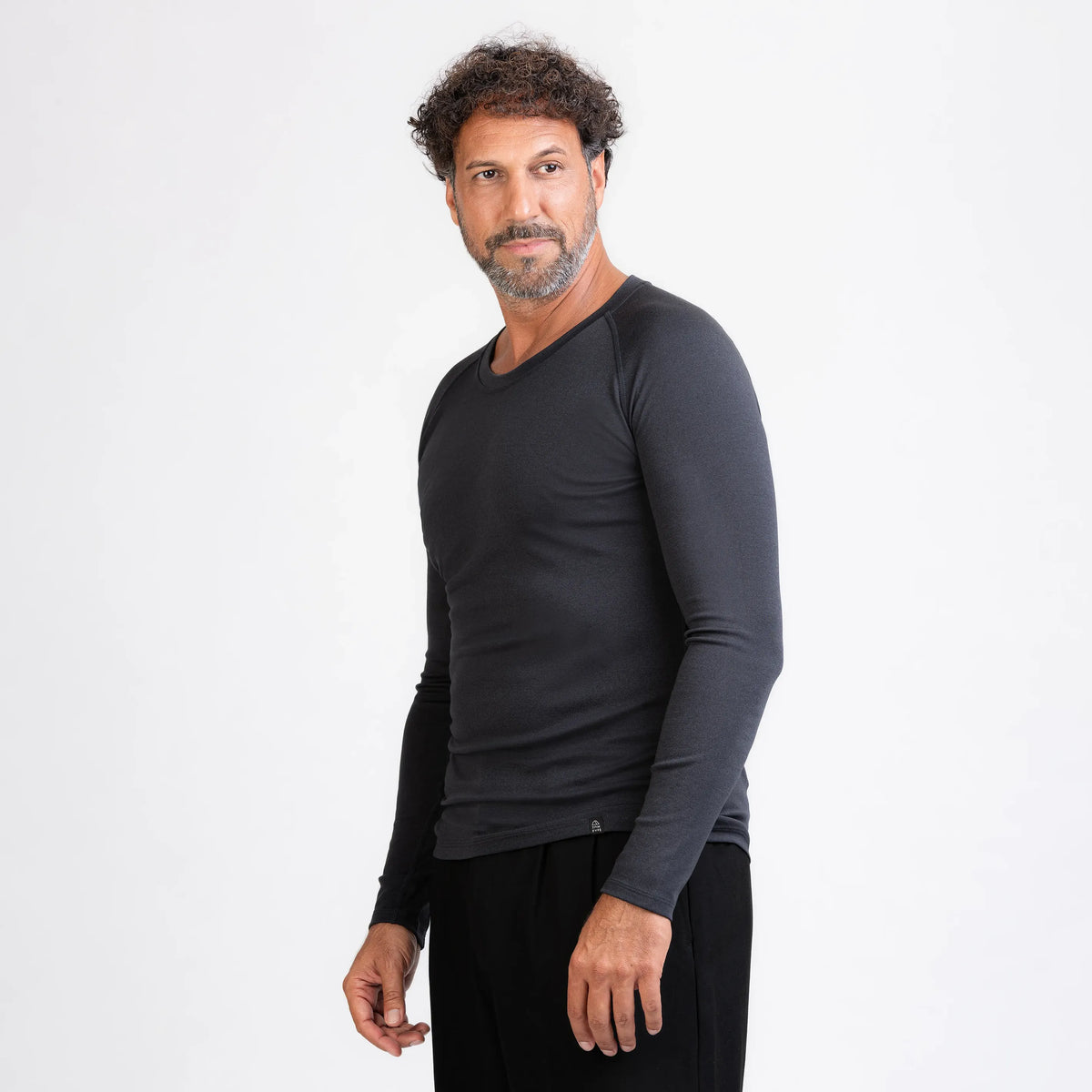 Merino Herren Performance 220 Raglan Langarmshirt Seitenansicht von TOM FYFE in Graphite 