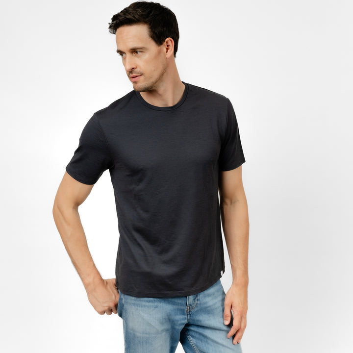 Männliches Model mit Merino T-Shirt Regular Fit Unisex Frontansicht von TOM FYFE in Anthrazit #farbe_anthrazit