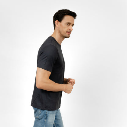 Männliches Model mit Merino T-Shirt Regular Fit Unisex Seitenansicht von TOM FYFE in Anthrazit 