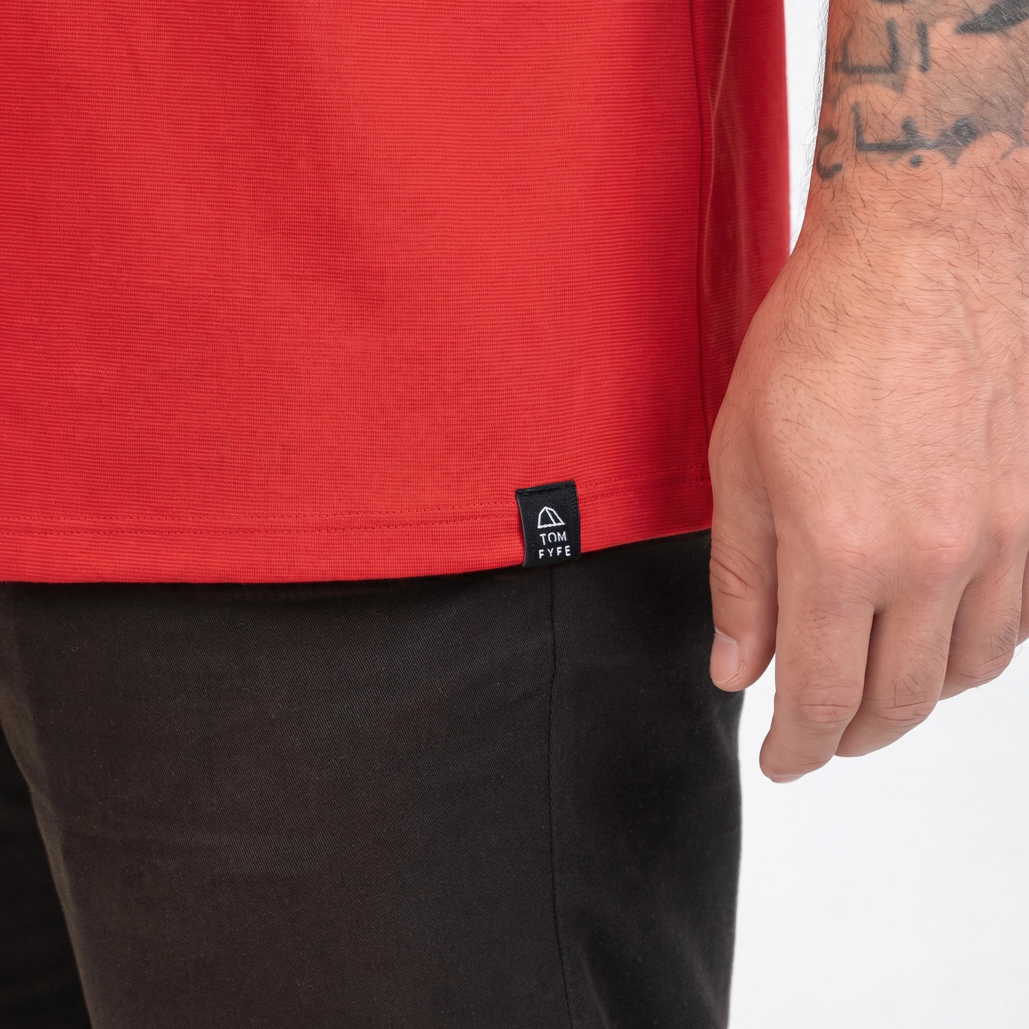 Merino T-Shirt Regular Fit Herren Labelansicht von TOM FYFE in Coral Red 