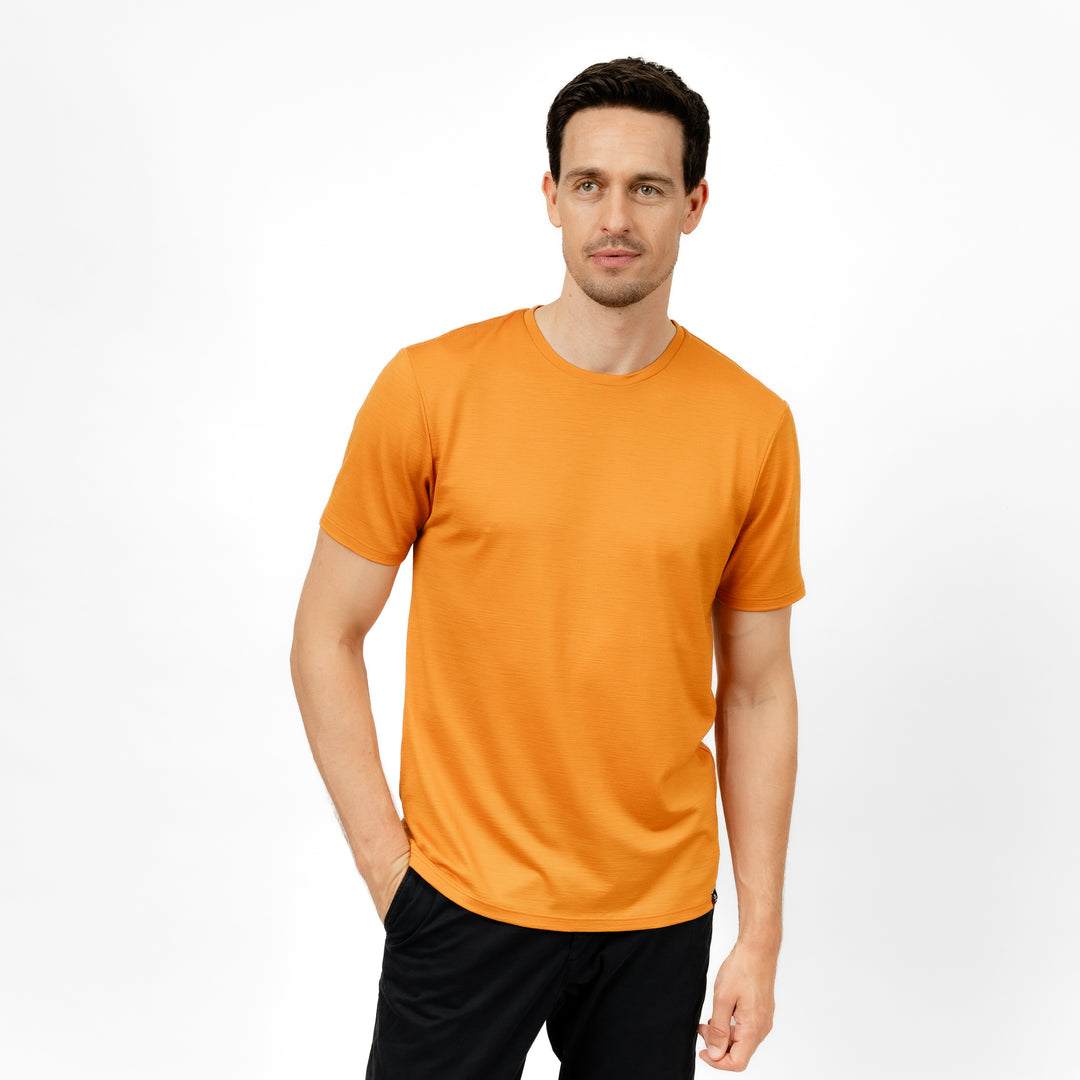 Männliches Model mit Merino T-Shirt Regular Fit Unisex Frontansicht von TOM FYFE in Kurkuma #farbe_kurkuma