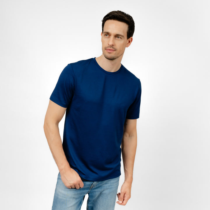 Männliches Model mit Merino T-Shirt Regular Fit Unisex Frontansicht von TOM FYFE in Marine #farbe_marine