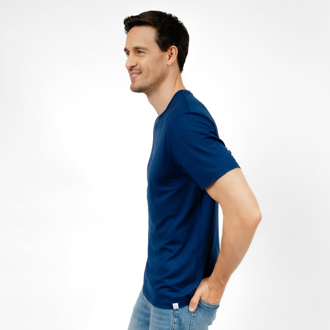 Männliches Model mit Merino T-Shirt Regular Fit Unisex Seitenansicht von TOM FYFE in Marine #farbe_marine