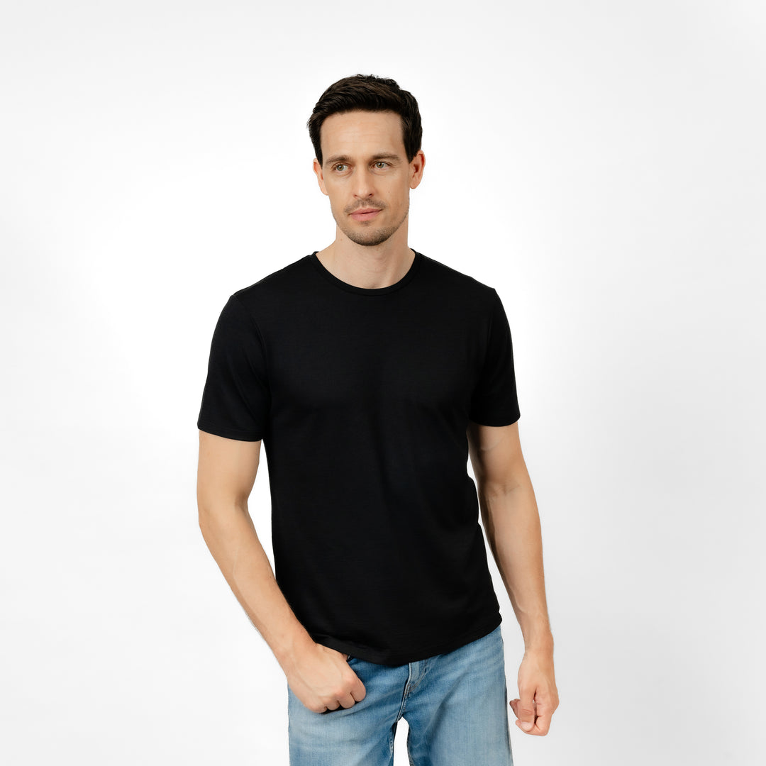 Männliches Model mit Merino T-Shirt Regular Fit Unisex Frontansicht von TOM FYFE in Schwarz #farbe_schwarz