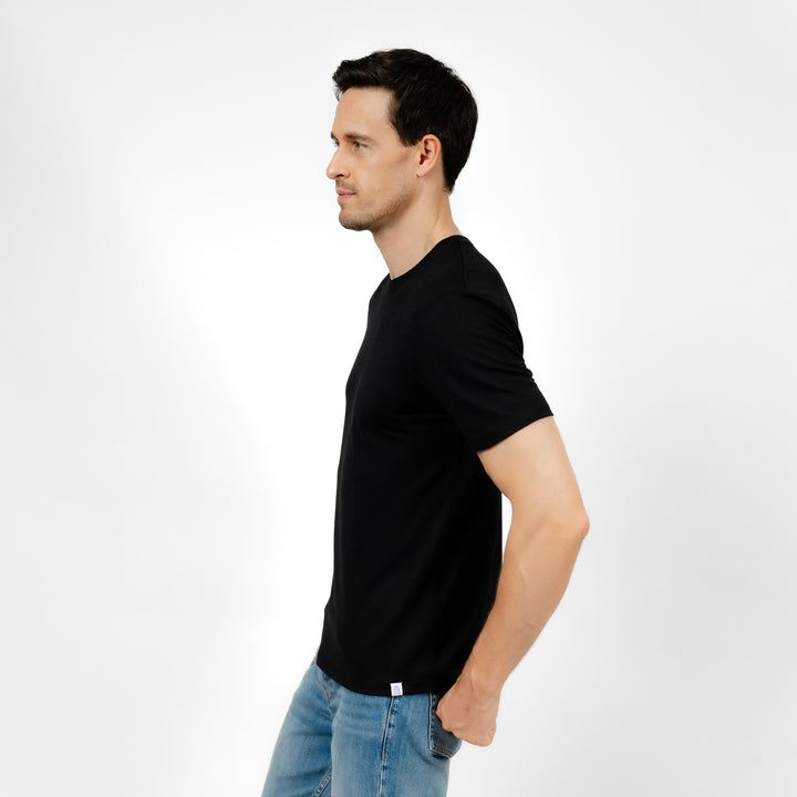 Männliches Model mit Merino T-Shirt Regular Fit Unisex Seitenansicht von TOM FYFE in Schwarz #farbe_schwarz