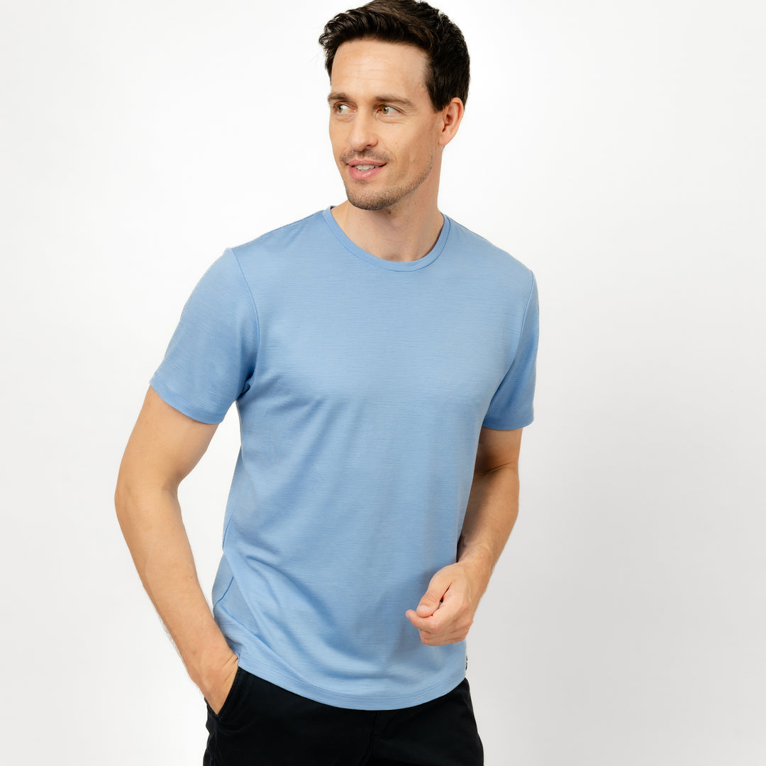 Männliches Model mit Merino T-Shirt Regular Fit Unisex Frontansicht von TOM FYFE in Steelblue #farbe_steel-blue