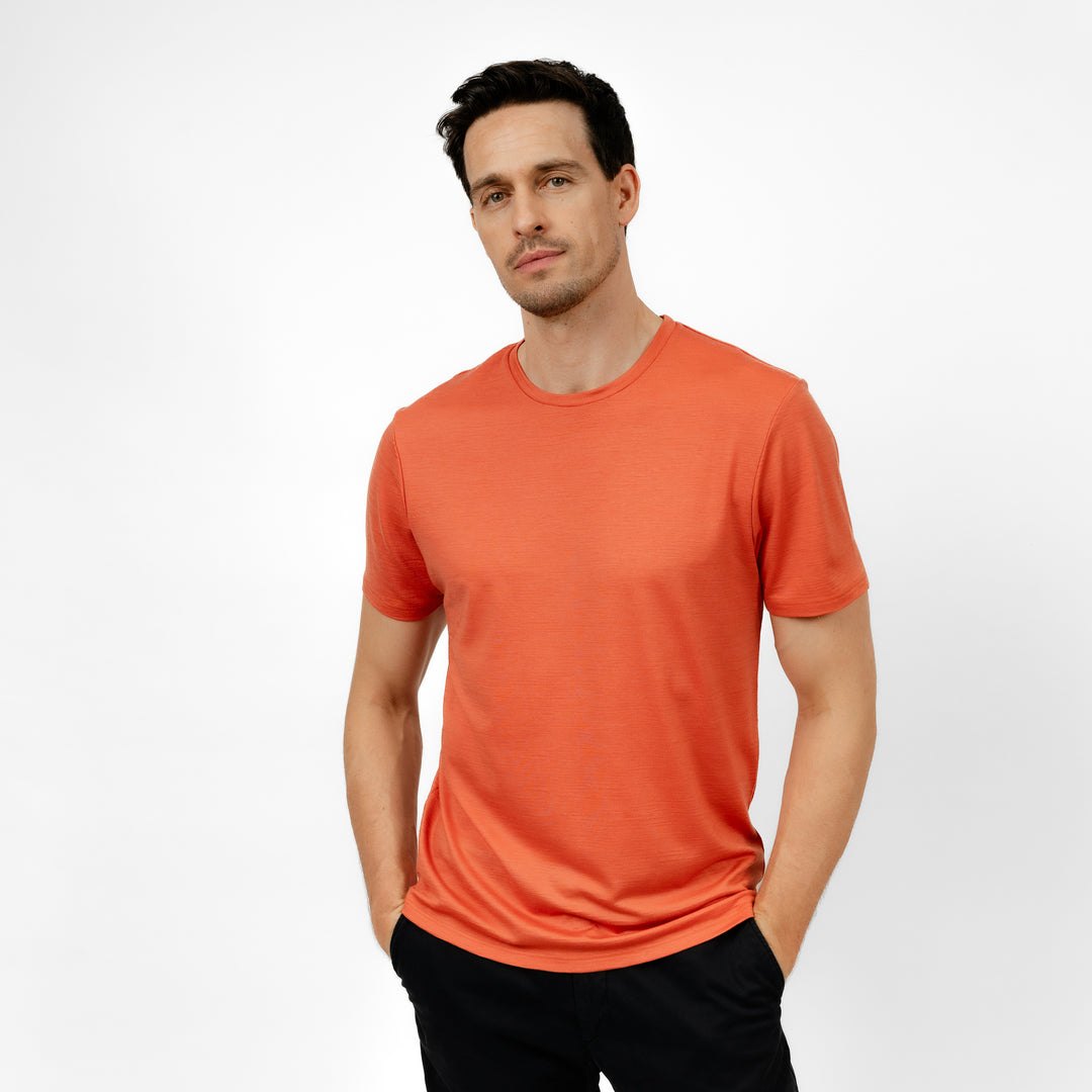 Männliches Model mit Merino T-Shirt Regular Fit Unisex Frontansicht von TOM FYFE in Terracotta #farbe_terracotta