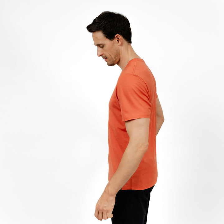 Männliches Model mit Merino T-Shirt Regular Fit Unisex Seitenansicht von TOM FYFE in Terracotta #farbe_terracotta