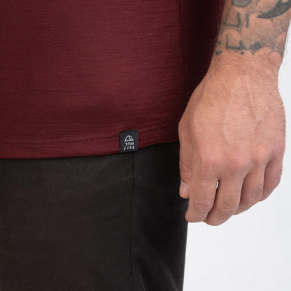 Tom Fyfe Merino Herren Slimfit T-Shirt in Burgundy, Labelansicht 