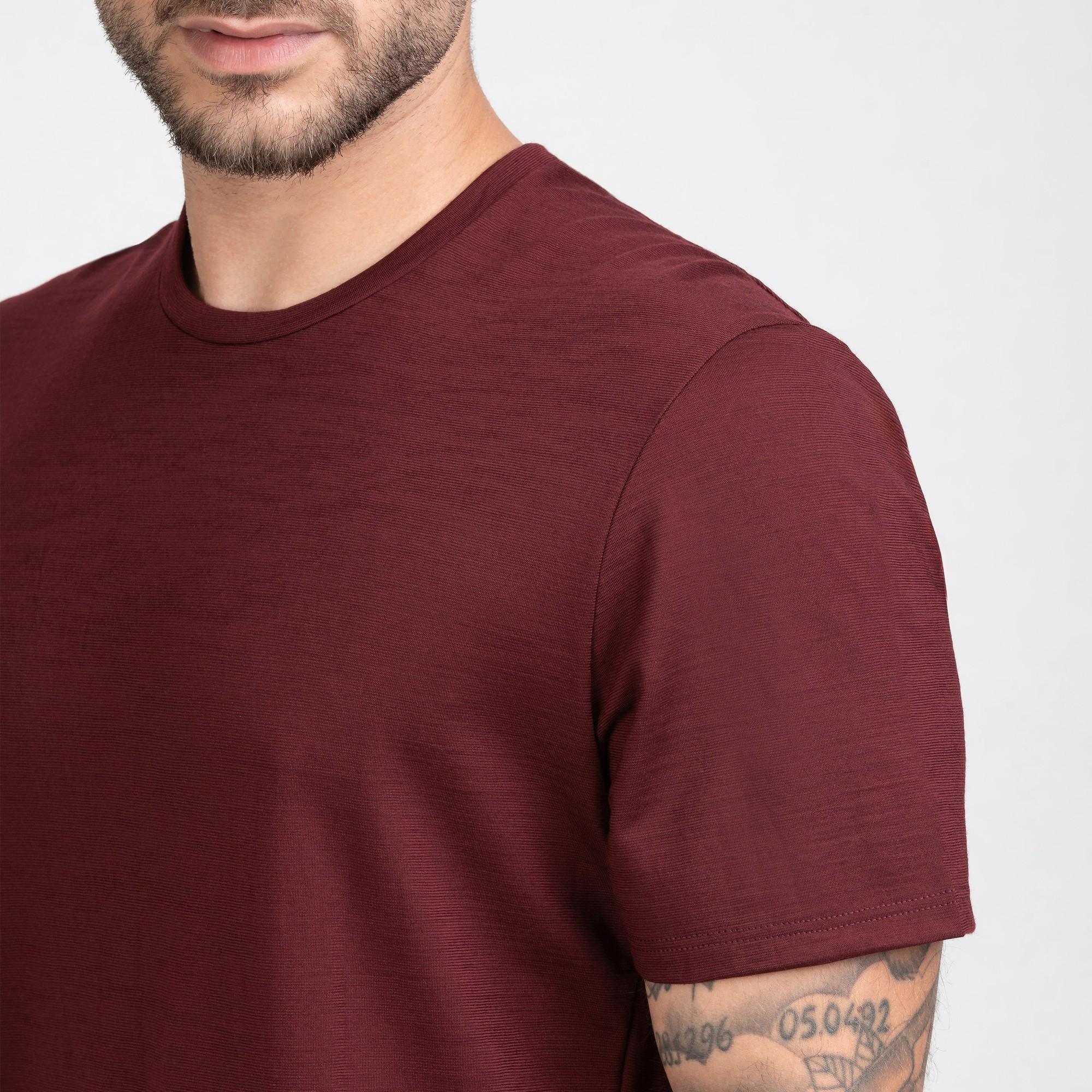 Tom Fyfe Merino Herren Slimfit T-Shirt in Burgundy, Schulteransicht 