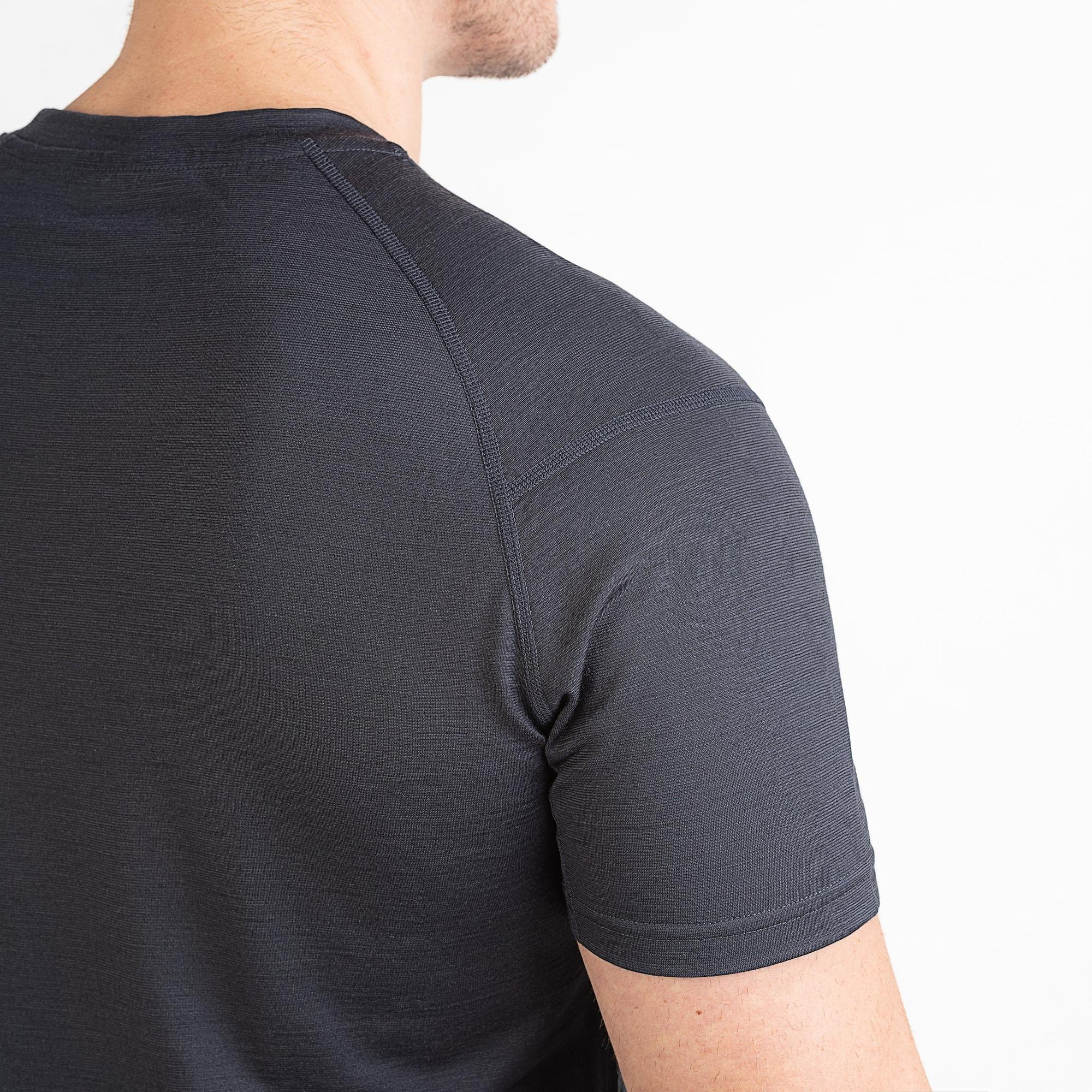 Merino Herren Unterhemd T-Shirt Nahaufnahme Hinteransicht von TOM FYFE in Anthrazit 