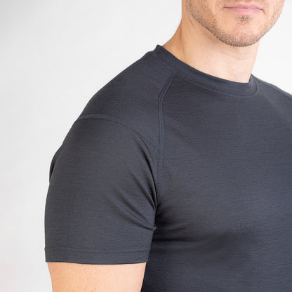 Merino Herren Unterhemd T-Shirt Nahaufnahme Frontansicht von TOM FYFE in Anthrazit 
