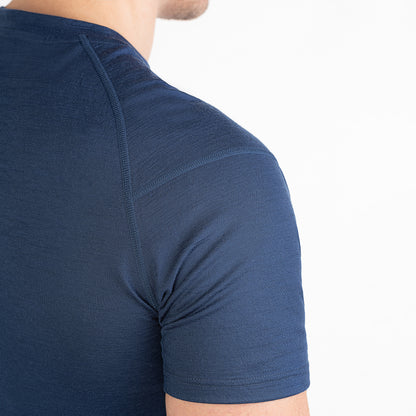Merino Herren Unterhemd T-Shirt Nahaufnahme Hinteransicht von TOM FYFE in Marine 