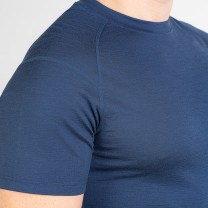 Merino Herren Unterhemd T-Shirt Nahaufnahme Frontansicht von TOM FYFE in Marine 