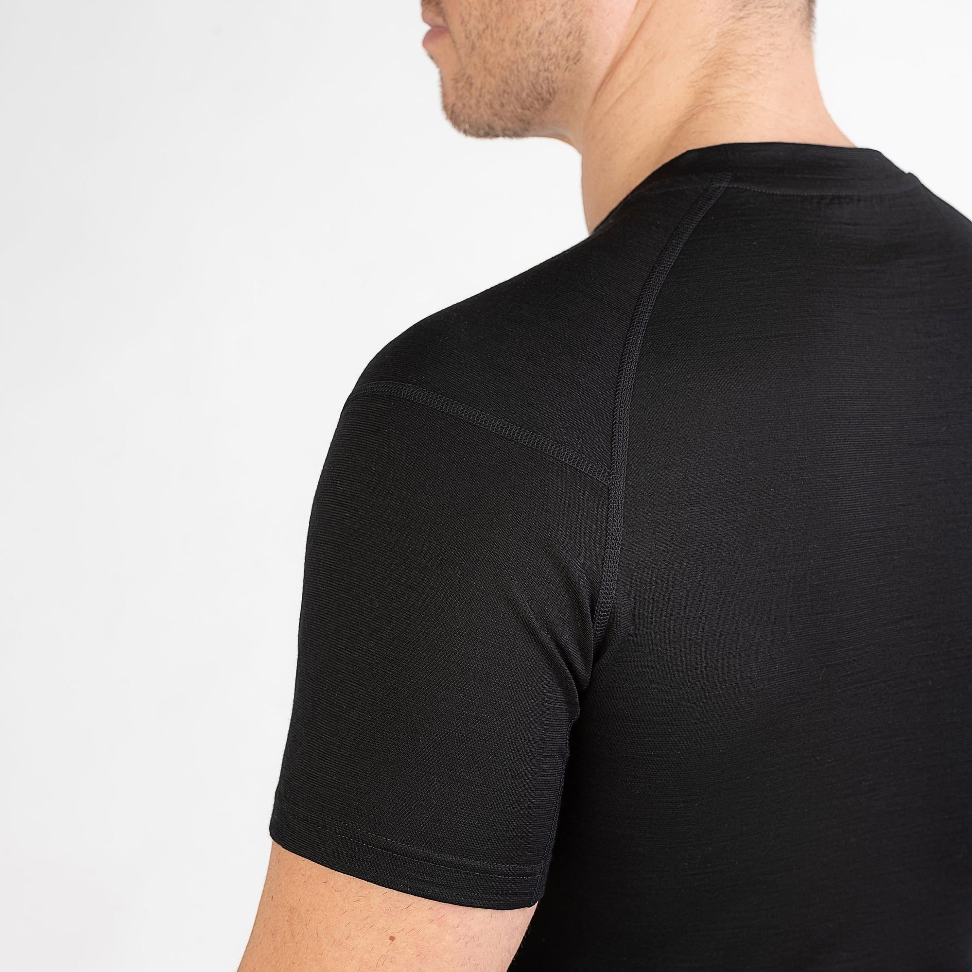 Merino Herren Unterhemd T-Shirt Nahaufnahme Hinteransicht von TOM FYFE in Schwarz 