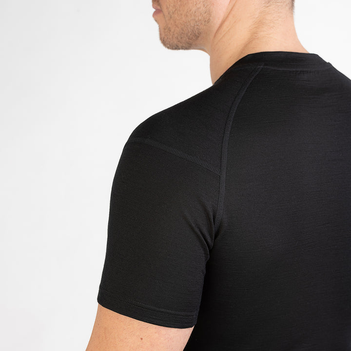 Merino Herren Unterhemd T-Shirt Nahaufnahme Hinteransicht von TOM FYFE in Schwarz #farbe_schwarz