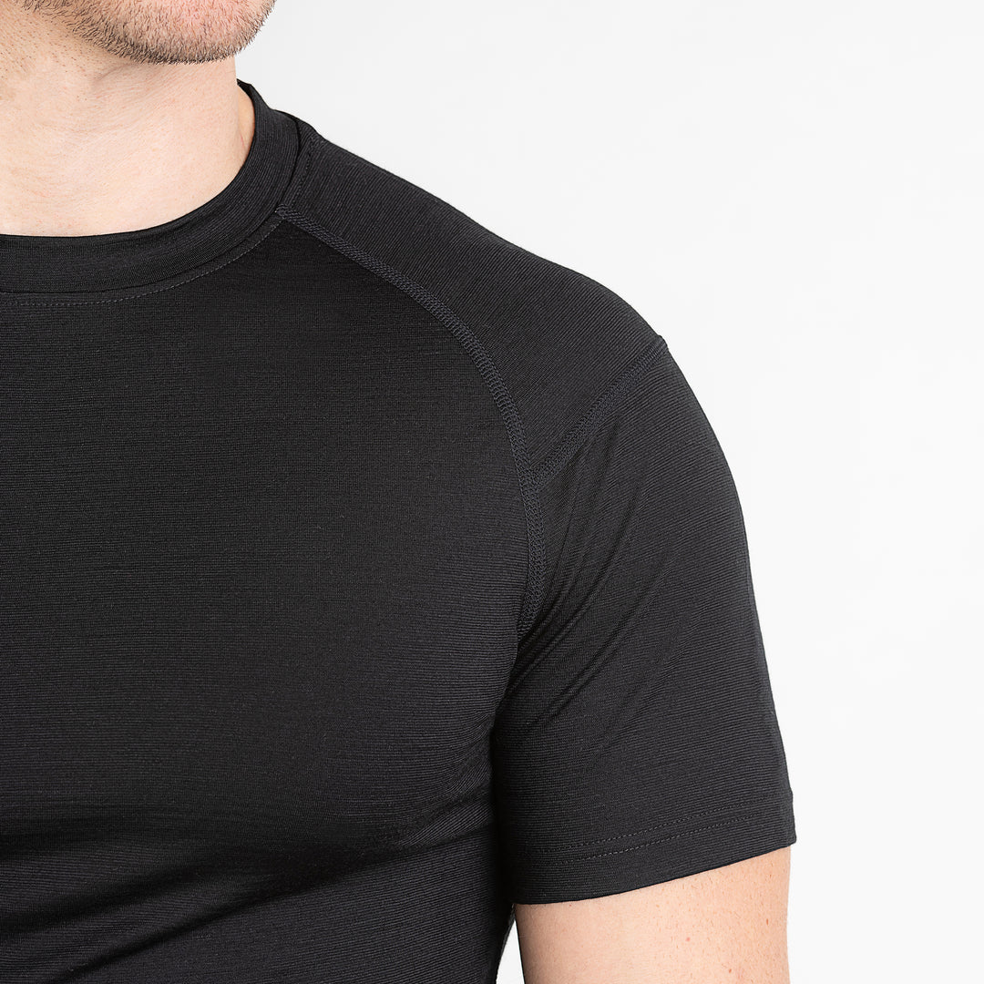 Merino Herren Unterhemd T-Shirt Nahaufnahme Frontansicht von TOM FYFE in Schwarz #farbe_schwarz