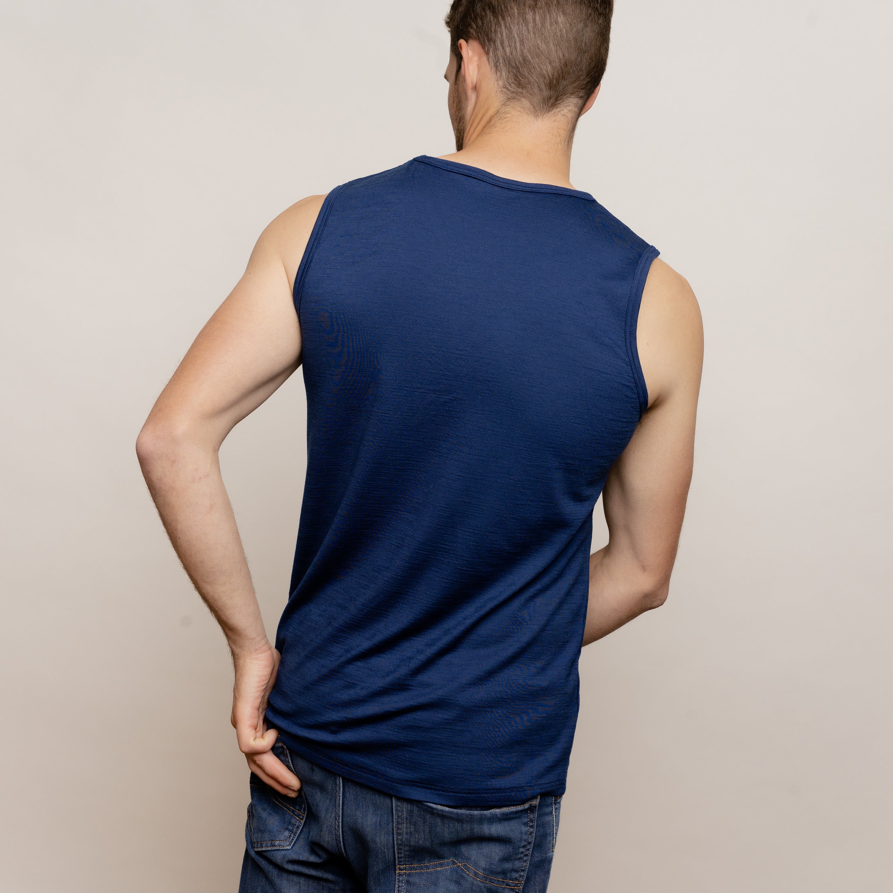 Model mit Merino Herren Tank-Top von Tom Fyfe in Marine Rückansicht #farbe_marine