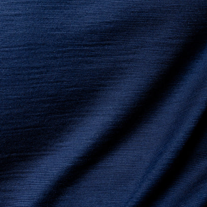 Model mit Merino Herren Tank-Top von Tom Fyfe Detailaufnahme der Stofffarbe Marine 