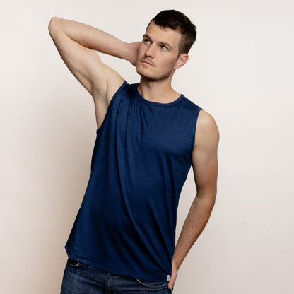 Model mit Merino Herren Tank-Top von Tom Fyfe in Marine Frontansicht 