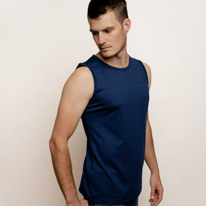 Model mit Merino Herren Tank-Top von Tom Fyfe in Marine Seitenansicht 