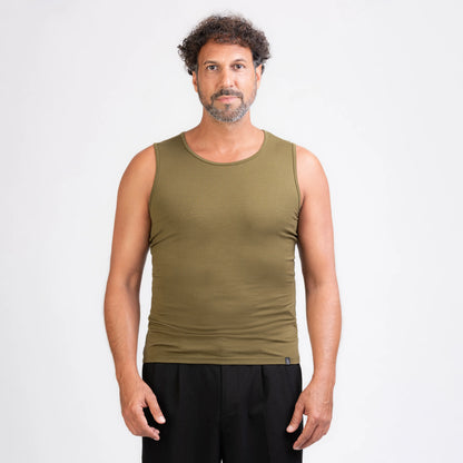 TOM FYFE Merino Herrren Stretch 240 Tank Top in Deep Olive, Frontansicht TF101009 